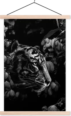Produktbild von MuchoWow® Textilposter Tiger zwischen den Blumen - schwarz und weiß 120x180 cm mit holzfarbenen Rahmen - Textil-Plakat