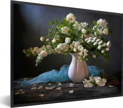 Produktbild von MuchoWow® Gerahmtes Poster Blumen - Weiß - Stilleben 40x30 cm - Poster mit Schwarzem Bilderrahmen Wandposter Rahmen Foto Bilder - Kunstposter - Wanddekorationen