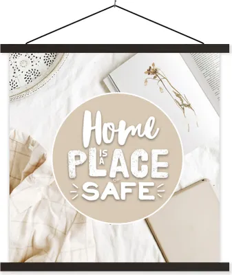 Produktbild von MuchoWow® Textilposter Sprichwörter - 'Das Zuhause ist ein Ort der Sicherheit' - Zitate 60x60 cm mit schwarzem Rahmen - Posteraufhänger