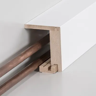Produktbild von Südbrock | Heizrohrabdeckleisten | Ohne Montageprofil | 721.9664.31 | Sockelleisten | 64 x 96 x 2500 mm | MDF foliert | Weiß | Rohr Abdeckung | 1 Stück