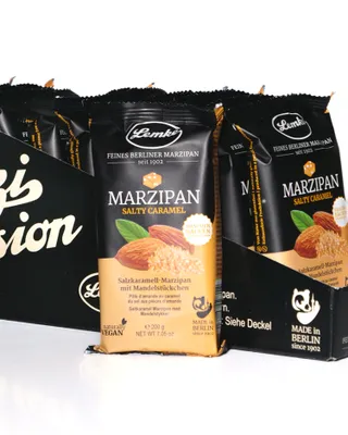 Immagine prodotto di Lemke Marzapane Fine di Berlino – Caramello Salato, 14 X 200g | Marzapane pregiato al gusto di caramello salato