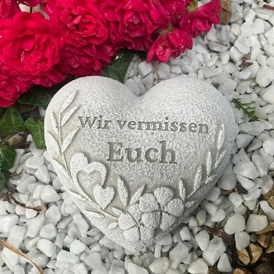 Produktbild von Grabschmuck Herz Wir vermissen Euch aus Steinguss, Grabherz handgefertigt und handbemalt, weiße Patina, wetterfest