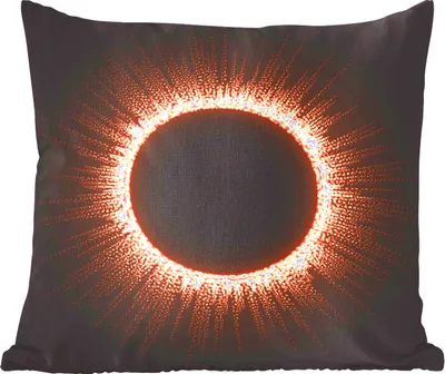 Produktbild von MuchoWow® Zierkissen Sofakissen Wohnzimmer Dekokissen 60x60 cm Eine Illustration einer Sonnenfinsternis mit feurigen Strahlen - Sitzfläche - Foto Polster