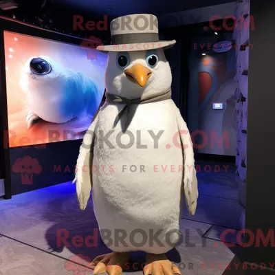 Produktbild von Maskottchenkostüm REDBROKOLY Weißer Pinguin mit Henley-T-Shirt und Anstecknadeln an der Mütze