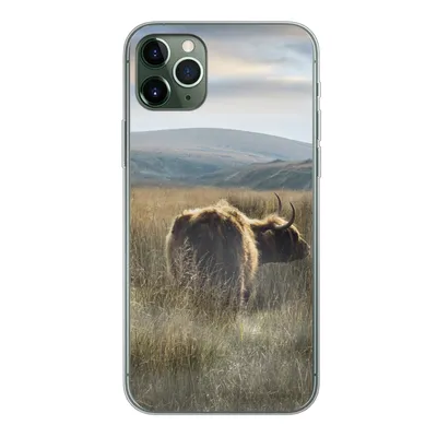 Produktbild von MuchoWow® Handyhülle Schutzhülle Hülle für iPhone 11 Pro Max Schottische Highlander - Nebel - Gras Silikon Softcase Handy Hülle - Schutz