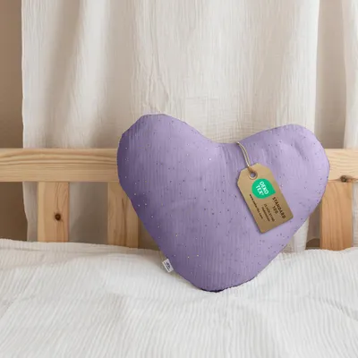 Imagen del producto de Cojín decorativo corazón lila sin volantes, con aplicación dorada - muselina