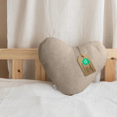 Imagen del producto de Cojín decorativo corazón beige claro sin volantes, con aplicación dorada - muselina