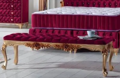 Produktbild von Casa Padrino Barock Sitzbank Bordeauxrot / Gold - Gepolsterte Massivholz Bank mit edlem Samtstoff - Handgefertigte Barock Möbel - Edel & Prunkvoll