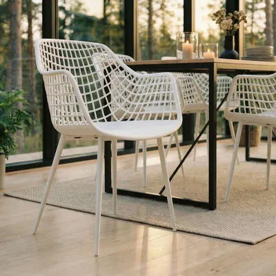 Produktbild von Gartenstühle LUCIA im 4er Set, Weiß - Schalenstuhl mit Armlehne aus Kunststoff, Retro Design für Indoor & Outdoor geeignet, pflegeleicht und UV-beständig, Esszimmerstühle für 4 Personen