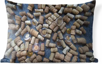 Produktbild von MuchoWow® Outdoor Kissen - Korken auf einem Haufen - 50x30 cm - Wetterfest - Lounge Kissen - Sofa kissen - Wohnzimmer Dekoration