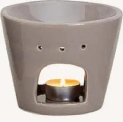 Eine flieder Keramik-Duftlampe mit konischer Form und einer breiten Öffnung oben.