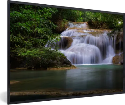 Produktbild von MuchoWow® Gerahmtes Poster Ein hoher Wasserfall über einem ruhigen See im Erawan-Nationalpark, Thailand 30x20 cm - Poster mit Schwarzem Bilderrahmen Wandposter Rahmen Foto Bilder - Kunstdruck - Bild-Poster