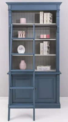 Produktbild von Casa Padrino Landhausstil Bücherschrank mit Leiter Blau / Grau 120 x 51 x H. 228 cm - Massivholz Schrank - Regalschrank - Wohnzimmerschrank - Büroschrank - Landhausstil Möbel