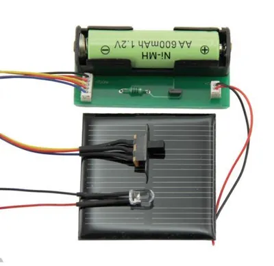 Produktbild von EasyLight Lade-Elektronik mit Solarpanel (50x50mm), LED, Schalter, autom. Ein/Aus bei Dunkelheit, für Solarleuchten & Hausnummernbeleuchtung