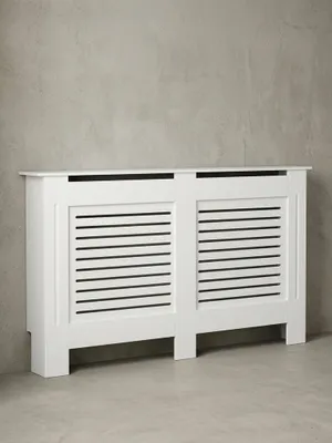 Frontansicht der 152x83x19 cm großen Heizkörperverkleidung in Weiß matt. Schlichtes architektonisches Design mit horizontalen Schlitzen zur optimalen und unsichtbaren Wärmezirkulation._#sku_SAFWL5.746#