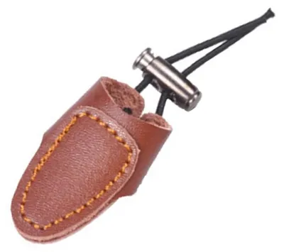 Produktbild von 1 Stück Daumenring aus weichem Leder in Braun – traditioneller Fingerschutz speziell für Bogenschützen. Robust verarbeitet mit verstellbarem Lederriemen für sicheren Sitz am Daumen. Ideal für Recurve-Bögen, Jagd und regelmäßiges Bogenschießen. Schützt effektiv vor Abnutzung, Blasenbildung und Verletzungen beim Spannen. Passt sich dank elastischem Riemen jeder Fingergröße an und bietet hohen Tragekomfort ohne Einschränkung der Feinmotorik. Ein praktisches, langlebiges Accessoire für Anfänger und erfahrene Sc