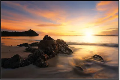 Produktbild von Wallario Wandbild Sonne über dem Meer mit Felsenlandschaft, Größe: 61 x 91,50 cm, Poster mit schwarzem Aluminiumrahmen
