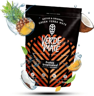 A bag of Verde Mate green yerba mate with tropical fruits, surrounded by splashes of water and fruit pieces.