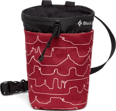 Roter Chalk Bag von Black Diamond mit grafischem Muster; geeignet für Klettern.
