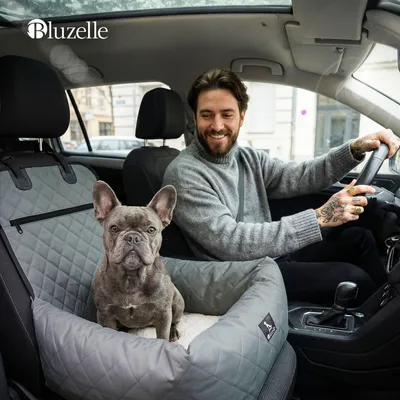 Produktbild von BLUZELLE Hunde Autositz & Hundebett 2-in-1 für Auto Rückbank & Vordersitz - TRAVELBUDDY Wasserfest, Rutschfest & Waschbar - Inkl. Sicherheitsgurt & Oxford-Stoff - Marke aus Berlin, Farbe:Grau