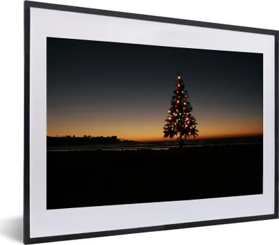 Produktbild von MuchoWow® MuchoWow® Gerahmtes Poster Weihnachtsbaum bei Sonnenaufgang 40x30 cm - Poster mit zchwarzem Bilderrahmen - Bilderrahmen - Poster im Rahmen