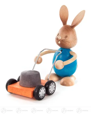 Produktbild von Drechslerei Kuhnert Hase Stupsi Osterhase, Motiv:Stupsi mit Rasenmäher