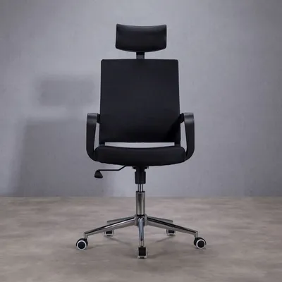 Produktbild von Bürodrehstuhl Herry mit Kopfstütze und Armlehnen in schwarz. Ergonomischer Bürostuhl mit verstellbarer Sitzmechanik, Höhenverstellbar und Kippfunktion.