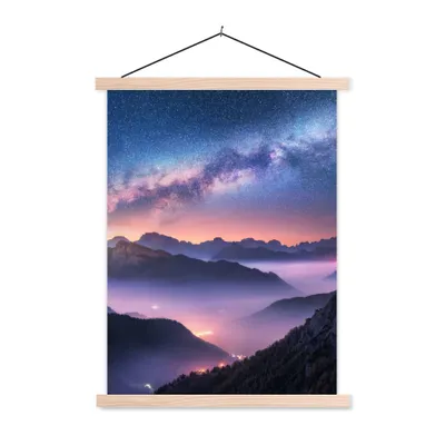 Produktbild von MuchoWow® Textilposter Berge - Sternenhimmel - Nebel 40x53 cm mit holzfarbenen Rahmen - Schlafzimmer