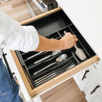 Productafbeelding van Ibenzoa® Uittrekbaar bestekorganizer voor laden – Zwart, 9 compartimenten, verstelbaar van 26,7 tot 48,3 cm, 26,7 x 7 cm
