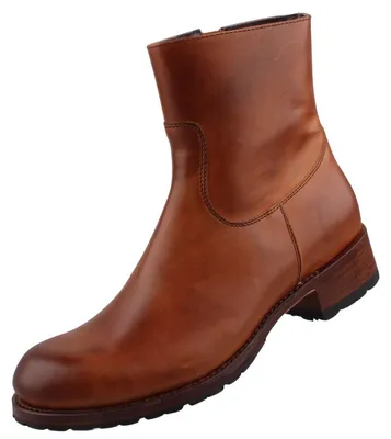 Das Bild zeigt einen braunen Stiefel der aus hochwertigem Leder gefertigt ist. Der Stiefel ist von der linken Seite sichtbar und hebt sich durch seine elegante Form und die markante Naht ab.
