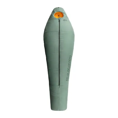 Kunstfaser-Schlafsack "Comfort Fiber Bag -5C" von Mammut in grün mit orangefarbenem Innenfutter.