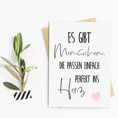Produktbild von Nastami Postkarte, Es gibt MENSCHEN die passen einfach perfekt ins HERZ, UV-Lack beschichtet, Glänzende Vorderseite, 5 Adresszeilen, 14,6 cm x 10,5 cm (DIN A6), Briefumschlag nicht inbegriffen