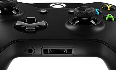 Produktbild von Xbox One Wireless Controller+Play&Charge Kit (neu)