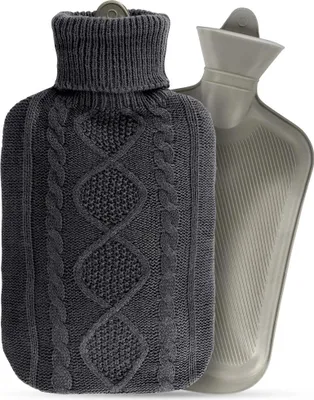 Produktbild von Wärmflasche mit grauem Strickbezug, 2 Liter Fassungsvermögen