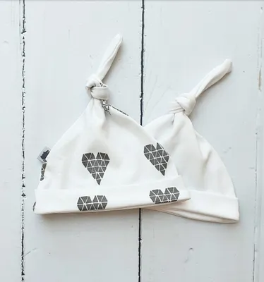 Zdjęcie produktu dla Czapeczki Bawełniane dla Niemowląt 0+ Zestaw 2 szt. HEARTS & WHITE | Oeko-Tex