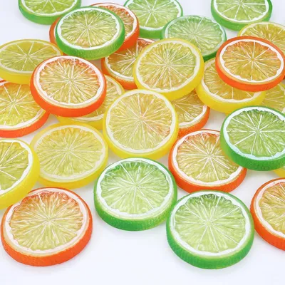 Zdjęcie produktu dla Plastikowe plasterki cytryny, 30 sztuk. Sztuczne owoce, dekoracja. Kolory: zielony, żółty, czerwony