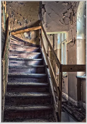 Produktbild von Wallario Wandbild Treppe in einem alten Haus, Größe: 70,30 x 100,30 cm, Poster mit weißem Kunststoffrahmen