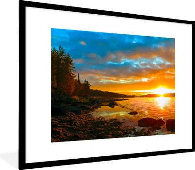 Produktbild von MuchoWow® Gerahmtes Poster Sonne - Landschaft - Wasser - Bäume 80x60 cm - Poster mit Schwarzem Bilderrahmen Wandposter Rahmen Foto Bilder - Schlafzimmer-Dekorationen - Fotoposter
