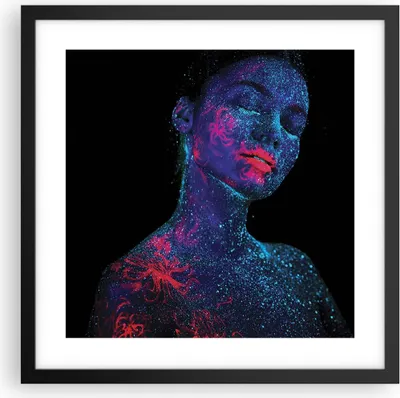 Produktbild von Gerahmtes Poster - Schwarzer Rahmen - Frau Ultraviolett Glitzer - 40x40 cm - Wand Bild - Wanddeko - Wandbilder - Kunstposter - Wandposter - Bilderrahmen - Bilder - Kunstdruck - P2BAC40x40-4527
