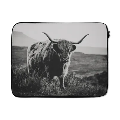 Produktbild von MuchoWow® Laptop Hülle 15 Zoll Schottischer Hochlandbewohner - Natur - Kühe - Tiere - Schwarz und weiß Laptoptasche - Laptoptasche - Sleeve - Rundum-Schutz