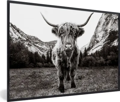 Produktbild von MuchoWow® Gerahmtes Poster Berg - Schwarz - Weiß - Schottischer Highlander 90x60 cm - Poster mit Schwarzem Bilderrahmen Wandposter Rahmen Foto Bilder - Fotorahmen - Foto-Plakat
