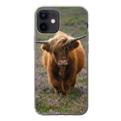 Produktbild von MuchoWow® Handyhülle Schutzhülle Hülle für iPhone 12 Schottische Hochlandbewohner - Heidelandschaft - Tiere Silikon Softcase Handy Hülle - Schutzhülle