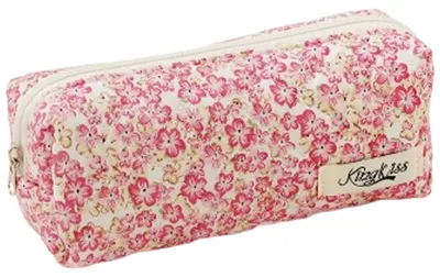 Produktbild von Kulturbeutel, Kosmetiktasche und Federmäppchen mit Blumenmuster.