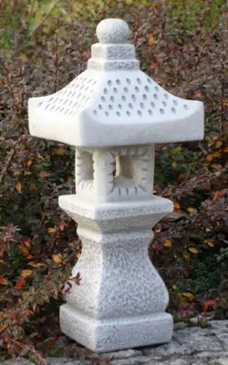 Produktbild von Casa Padrino Garten Leuchte im Japanischen Stil Weiß / Grau 12 x 11 x H. 40 cm - Kleine Garten & Terrassen Leuchte - Wetterbeständige Garten Laterne - Garten Terrassen Beleuchtung