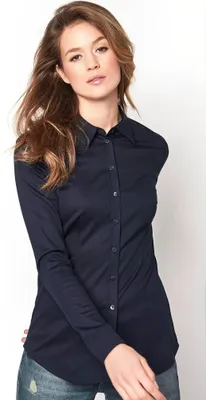 Produktbild von Dunkelblaue Damen Longbluse mit Wappen-Motiv, langärmlig, Hemdkragen und durchgehender Knopfleiste
