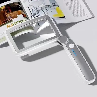 Obrázek produktu pro Obdélníková nabíjecí lupa s LED osvětlením, s nastavitelnou intenzitou světla, skládací, 4× zvětšení pro velké stránky.