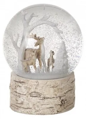 Produktbild von Schneekugel Weihnachtsdeko - Weihnachtshirsch Winterlandschaft - 16 cm - Holzoptik Sockel