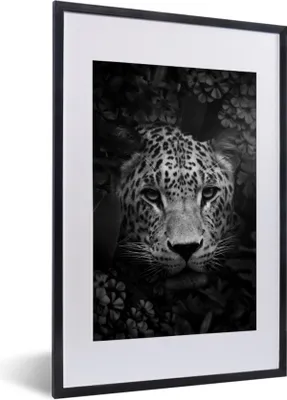 Produktbild von MuchoWow® Gerahmtes Poster Nahaufnahme eines Panthers mit Blumen im Dschungel - schwarz und weiß 40x60 cm - Poster mit Schwarzem Bilderrahmen Wandposter Rahmen Foto Bilder - Poster in Rahmen