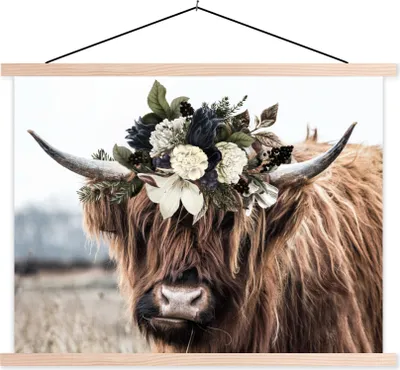 Produktbild von MuchoWow® Textilposter Schottische Hochlandrind - Blumen - Hoorn 120x90 cm mit holzfarbenen Rahmen - Magnetisch