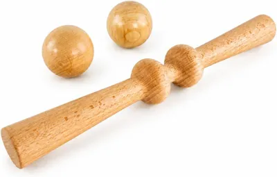 Productafbeelding van Deze set voor maderotherapie is ontworpen om te ontspannen en pijn te verlichten, en is ideaal voor massages. Hij is gemaakt van grenenhout en natuurlijke lotusbloemen en is ontworpen door het bedrijf "aesthetic wood therapy" in Spanje